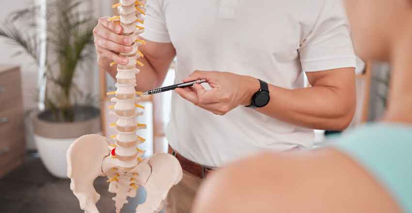 Fisioterapeuta aplicando terapia manual en zona lumbar para lumbalgia Polanco Kinetria