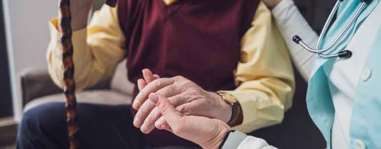 Fisioterapeuta ayudando a paciente mayor con movilidad funcional en Polanco