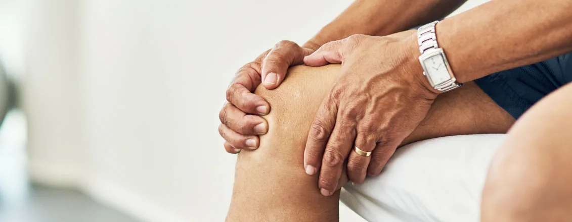 Fisioterapeuta evaluando rodilla de paciente con dolor en clínica Kinetria Polanco CDMX