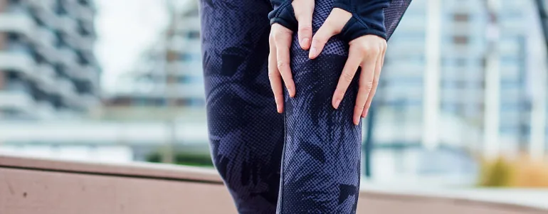 Ejercicio de rehabilitación de rodilla con fisioterapeuta en Kinetria Ciudad de México
