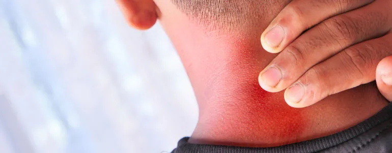 Paciente con dolor cervical recibiendo tratamiento de fisioterapia en Kinetria CDMX