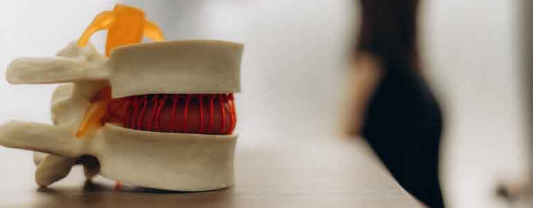 Paciente realizando ejercicio de core controlado para estabilidad de columna Satélite