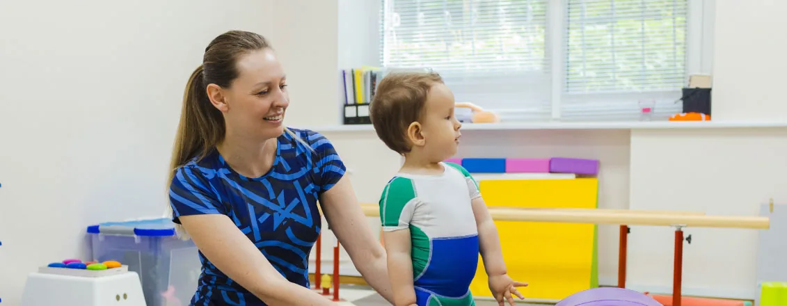 Fisioterapeuta trabajando con niño en sesión de rehabilitación pediátrica en Kinetria Polanco CDMX