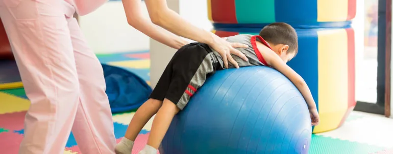 Ejercicios de coordinación y equilibrio para niños en clínica Kinetria Ciudad de México